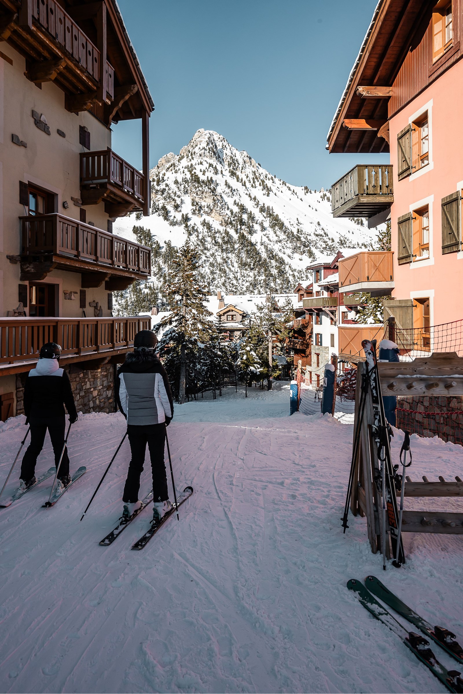 Skieur dans les rues des Arcs 1950