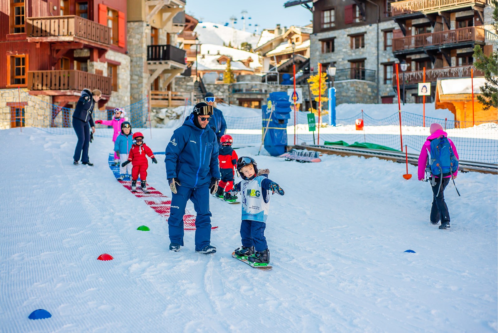 Enfants prenant des cours de snowboard