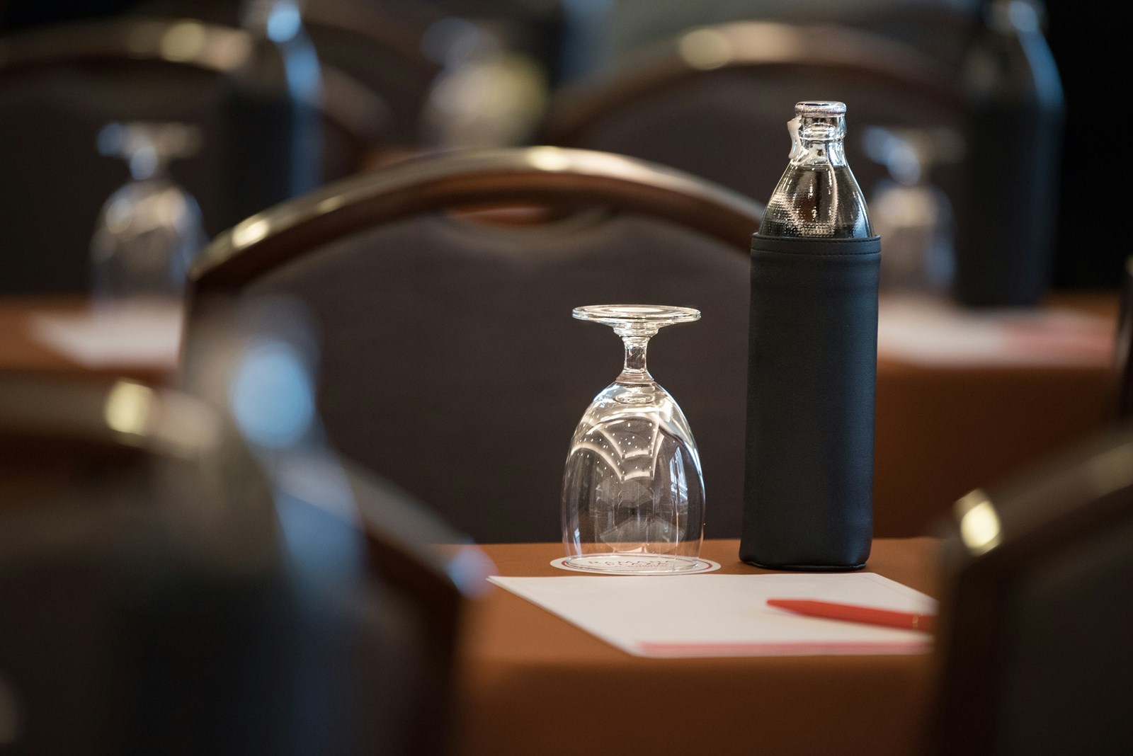 un verre et une bouteille posés sur une table