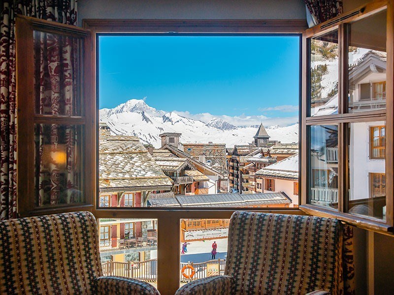 Vue sur la ville des arcs depuis une chambre